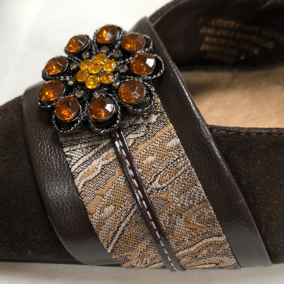 TRENDING VINTAGE SUEDE BUCKLE BACK EMBELLISHED SLING BACK PUMP NWOT - Picture 5 of 11